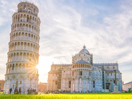 Italy_Pisa_Leaning_Tower_Cathedral_shutterstock_745306984