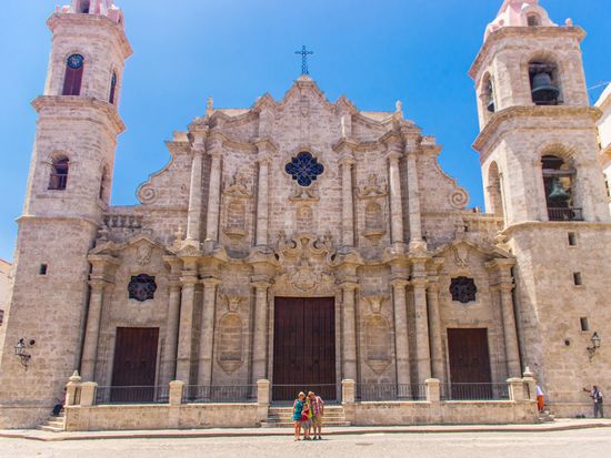 Cuba_Havana_ Plaza_de_la_Catedral_shutterstock_532475074