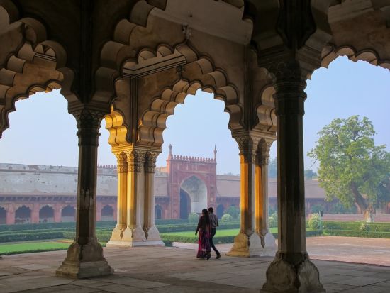 【2泊3日】インドの2大ハイライト！アグラ＋バラナシ周遊ツアー*ガンジス川での朝日鑑賞付＜貸切／日本語ガイド／宿泊＆食事付／デリー発＞