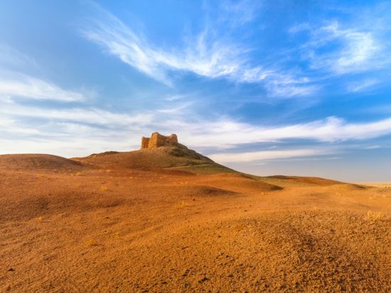 【敦煌ハイライト日帰りツアー】ヤルダン魔鬼城＋玉門関 漢代長城＋陽関＜専属日本語ガイド＋専用車／昼食付／敦煌発・混載無し＞