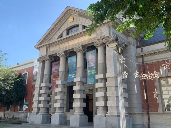 【貸切】高雄と台南の定番スポットを1日で巡る！赤崁楼＋孔子廟＋林百貨＋駁二英術特区＋蓮池潭　＜高雄発／選べる高雄or台南お送り／日本語ガイド／ホテル送迎付＞