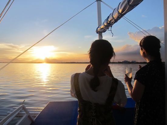 サンセットクルーズプレミアム　ワイン1本＆シャングリラホテルの軽食付き＜シャングリラホテル発着＞