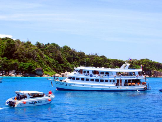 ソンブーン号とスピードボート