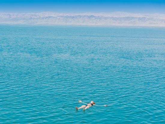 【2泊3日】ヨルダン2大人気観光地めぐり 世界遺産ペトラ遺跡＋死海＜貸切／英語／アンマン空港発着／選べるホテルランク＞