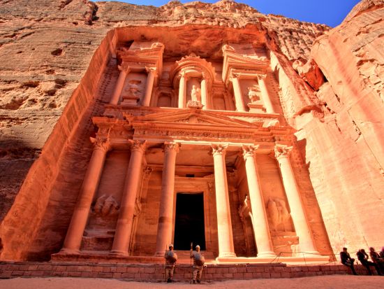 【2泊3日】ヨルダン弾丸ツアー！アンマン＋世界遺産ペトラ＋死海＜貸切／英語／アンマン空港発着／選べるホテルランク＞