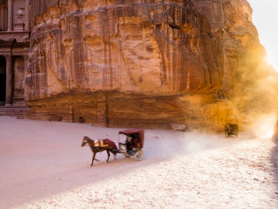 【4泊5日】ヨルダンハイライト！ペトラ遺跡＋ワディラム砂漠＋アカバ＋死海＜貸切／英語／アンマン空港発着／選べるホテルランク＞