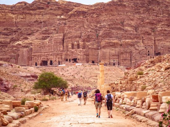 【4泊5日】初日はアンマン泊でゆっくり！ ジェラシュ＋ペトラ＋ワディ・ラム＋マダバ＋ネボ山＋死海＜貸切／英語／アンマン空港発着／選べるホテルランク＞