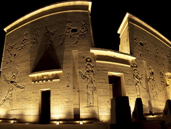 イシス神殿（フェイラ島）音と光の感動ライトアップショー *ディナー付きプランあり＜送迎付／英語／アスワン発＞