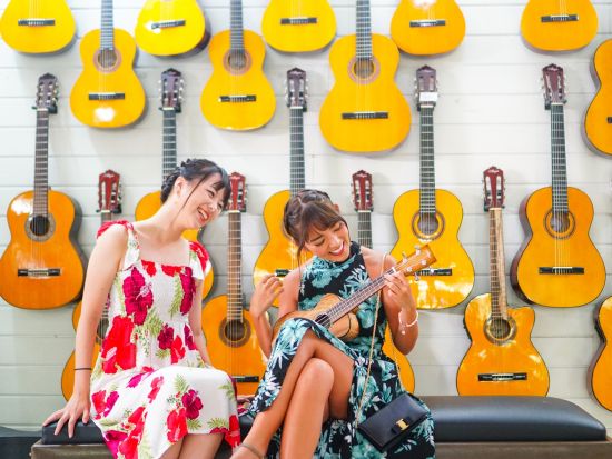 マクタン島半日観光ツアー　ギター工場やマクタン市場を散策！ローカル巡り＜午前／ホテル送迎付／日本語ガイド＞