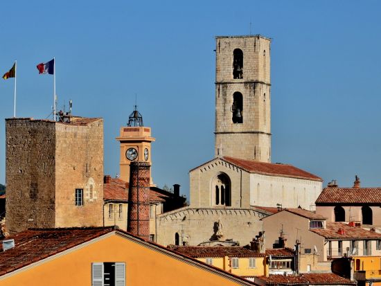 原産地のワインに舌鼓！香水のかおる町グラース1日ツアー＜ニース発＞