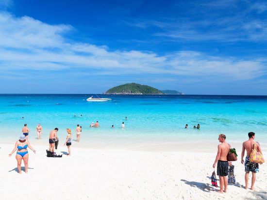 乾季限定！シミラン諸島プレミアムシュノーケリング｜専用港発で快適アクセス！透明度30mの海＆白砂ビーチ上陸＋展望台ハイキング＜日本語ガイドOK／空港送迎可＞