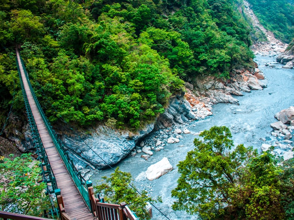 Taroko Gorge And Hualien One Day Trip From Taipei By Train Tours ...