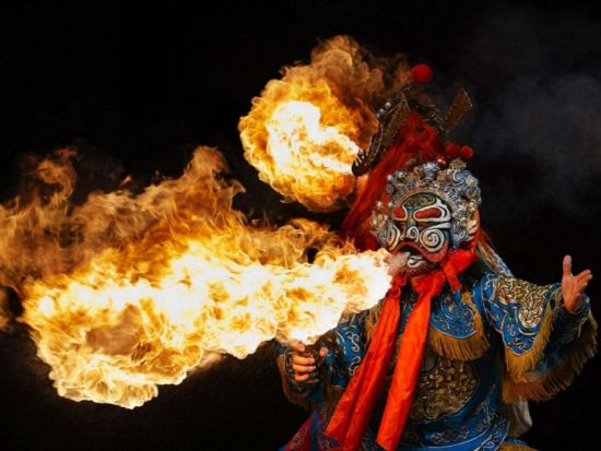 【貸切り】成都満喫！世界遺産・楽山大仏＋パンダ研究センター＋武侯祠 *川劇変面ショーの鑑賞付き＜2泊3日／日本語ガイド／航空券付／4つ星ホテル利用／北京発着＞