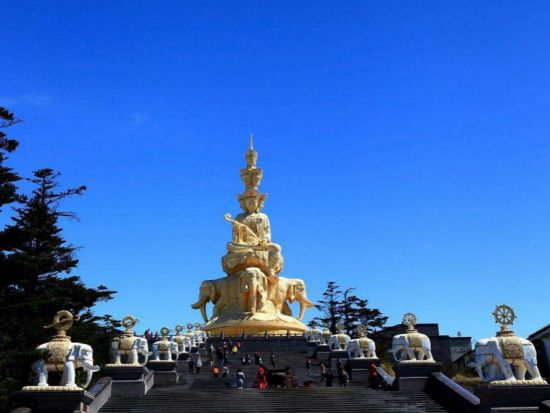 【成都2泊3日ツアー】成都＋雲海が広がる四大仏教名山”峨眉山”＋楽山大仏＋パンダ研究センター＜専用車＋専属日本語ガイド／食事付＞