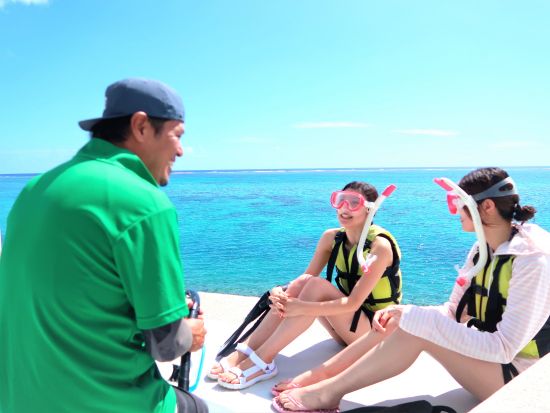 ウミガメとクマノミに会いに行くシュノーケリングツアー　市街地にあるパウダールームなど設備充実の店舗集合でらくらく参加＜再チャレンジ無料保証／写真付き／宮古島＞
