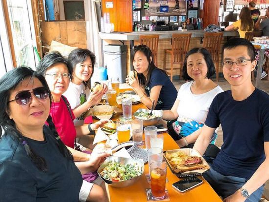 ハワイ唯一の15人乗り自転車を貸し切って、カカアコのオシャレなバーやブリュワリーを巡る！新感覚のパブクロールツアー＜貸切／英語ガイド／カカアコ＞