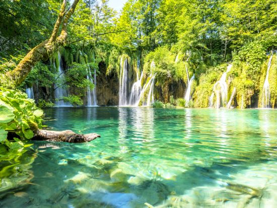 世界遺産プリトヴィッツェ湖群国立公園　日帰り観光ツアー＜3月～10月／英語ガイド／スプリット発＞