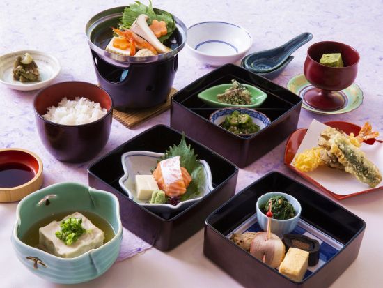 舞妓はんの舞踊と京料理付きバスツアー 舞妓はんとの記念撮影＜夕方／京都駅発＞by おこしバス（京都定期観光バス）