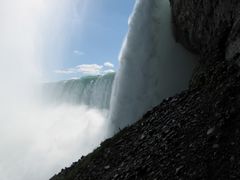 USA_NewYork_Niagara_Falls_view_from_tunnel_shutterstock_681445363