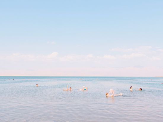 【半日観光】一度は体験したい死海での浮遊！選べる施設でゆっくり滞在＜貸切／英語／午前or午後／アンマン発着＞
