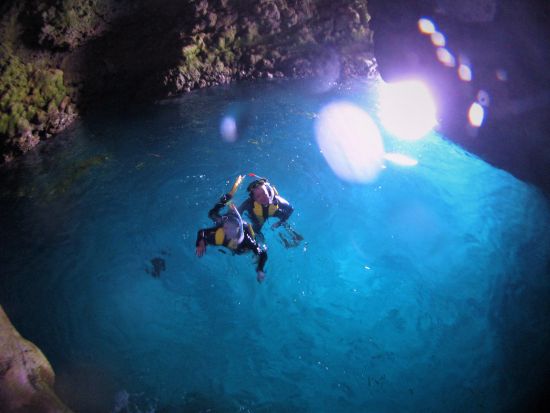 クマノミ体験ダイビング　青の洞窟シュノーケリングまたは青の洞窟体験ダイビングのセットプラン！＜ボート／ガイド貸切／ショップ設備利用可／恩納村発＞