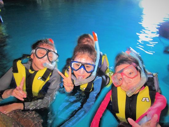 クマノミ体験ダイビング　青の洞窟シュノーケリングまたは青の洞窟体験ダイビングのセットプラン！＜ボート／ガイド貸切／ショップ設備利用可／恩納村発＞