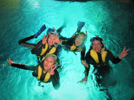 クマノミ体験ダイビング　青の洞窟シュノーケリングまたは青の洞窟体験ダイビングのセットプラン！＜ボート／ガイド貸切／ショップ設備利用可／恩納村発＞