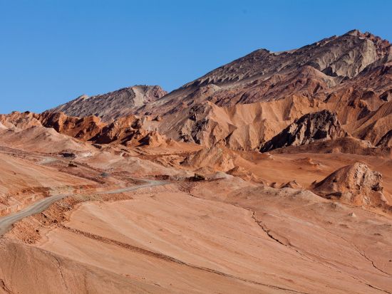 灼熱の町・火州トルファンへ！悠久のシルクロードを巡る1日ツアー＜専用車＋日本語ガイド／昼食付／ウルムチ発＞