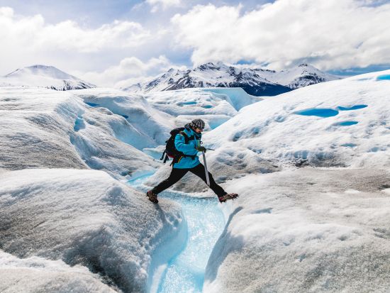 氷河の上を歩く感動体験！パタゴニア・ペリトモレノ氷河トレッキングツアー＜混載／1日／英語ガイド／エル・カラファテ発着＞