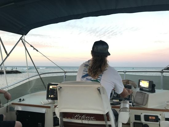 海釣り体験　ホノルル沖でフィッシングクルーズ　大物狙いの本格海釣り！ベテランクルーのサポートで安心　釣り用具付き＜混載／半日～1日／ケワロ湾＞