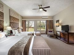 Protea_Hotel_Bedroom_1