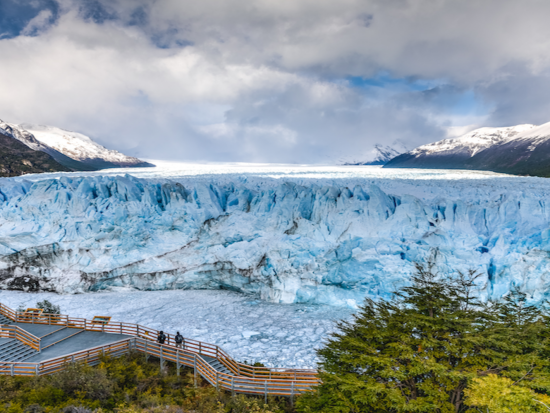 眼前に広がる氷のパノラマビュー！パタゴニア・ペリトモレノ氷河展望台観光ツアー＜混載／1日／英語ガイド／エル・カラファテ発着＞