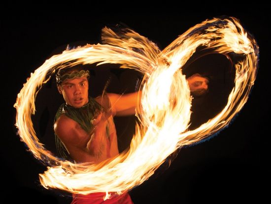 「ロック・ア・フラ」ポリネシアンとロックを融合！有名キャストも楽しめるワイキキ最大のハワイアンショー＜ロイヤル・ハワイアン・ショッピングセンター内＞