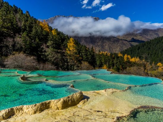 【成都発・2泊3日】終日観光で九寨溝をたっぷり満喫！九寨溝＋黄龍 宿泊ツアー*選べるホテルランク＜航空券込／専用車＋専属日本語ガイド／食事付＞