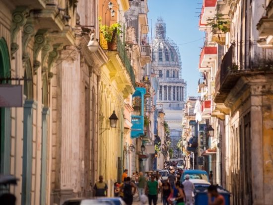 【プライベートツアー】ビニャーレス渓谷で乗馬体験！現代アート壁画・タバコ農家・インディオの洞窟キューバの自然と文化に触れる日帰りツアー＜ハバナ発着／英語ガイド＞