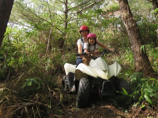 バギーで農園観光ツアー 沖縄でしか体験できない広大な農園を爽快ドライブ　雨の日バキーもオススメ　＜1時間／4歳からOK／免許不要／雨具貸出／やんばる（東村）＞