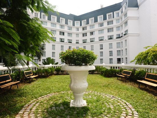 ソフィテルレジェンド・メトロポールハノイ アフタヌーンティー＆水上人形劇鑑賞＋ベトナム料理の夕食ツアー by サザンブリーズ