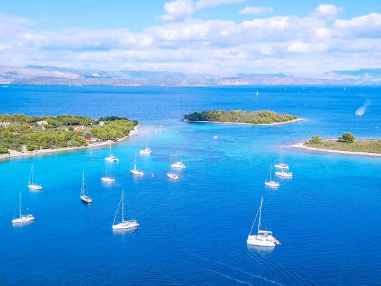 クロアチア 3島巡りツアー 世界遺産トロギール＋ブルーラグーン＋チオヴォ島＜4〜10月／スプリット発＞