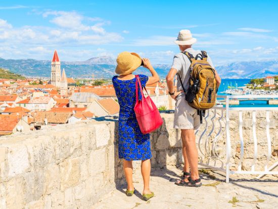 クロアチア 3島巡りツアー 世界遺産トロギール＋ブルーラグーン＋チオヴォ島＜4〜10月／スプリット発＞