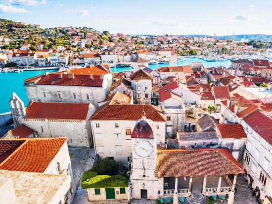 クロアチア 3島巡りツアー 世界遺産トロギール＋ブルーラグーン＋チオヴォ島＜4〜10月／スプリット発＞