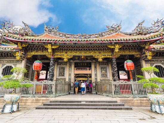 Taiwan_Taipei _Longshan Templ_shutterstock_335538626-crop