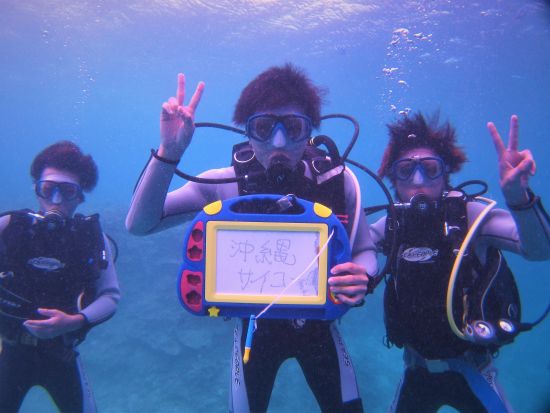 青の洞窟 体験ダイビング　慣れてきたら自由に泳げるのが特徴！＜ボート／ガイド貸切／恩納村発＞