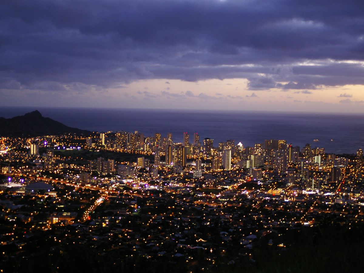ハワイの美しい夜景 タンタラスの丘夜景観賞 往復シャトルサービス ＜シェラトン・ワイキキ