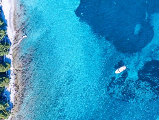 クロアチア 3島巡りツアー 世界遺産トロギール＋ブルーラグーン＋チオヴォ島＜4〜10月／スプリット発＞