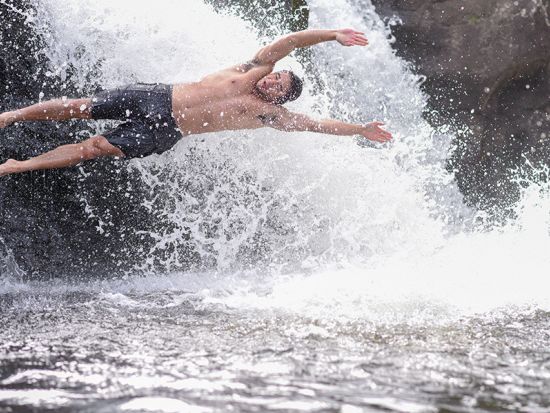 ハワイ島　ジップライン体験9本　19以上の滝の上を滑走し大自然を満喫！滝での水泳アドベンチャー付き ＜英語インストラクター＞ 