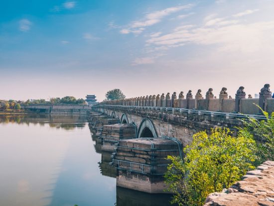 北京原人発掘の場所・周口店と盧溝橋を巡る！北京歴史ツアー*紅橋市場でのショッピング付＜専用車＋日本語ガイド／昼食付／北京発＞