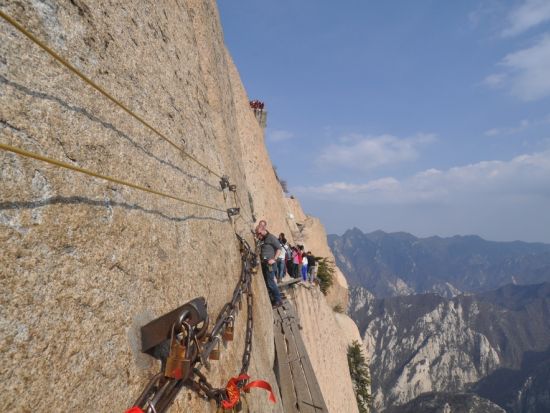 絶景ハイキングコースを行く！中国五名山・華山 日帰りツアー　往復ロープウェイ利用＜貸切／昼食付／日本語ガイド／西安発＞