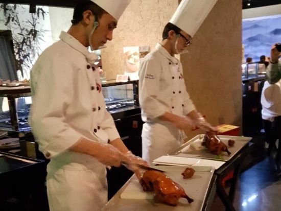 北京ダックの名店「大董(DADONG)」で絶品ディナー☆予約手配＆往復送迎 *夕食代別途支払い＜専用車＋日本語ガイド／北京発＞