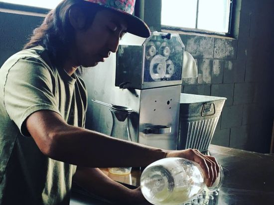 オアフ島1日観光ツアー　ハレイワタウン自由散策＆ハワイ産ラム酒蒸留所「コハナ・ラム」見学 ＜ラム酒試飲付き／日本語ガイド付き＞