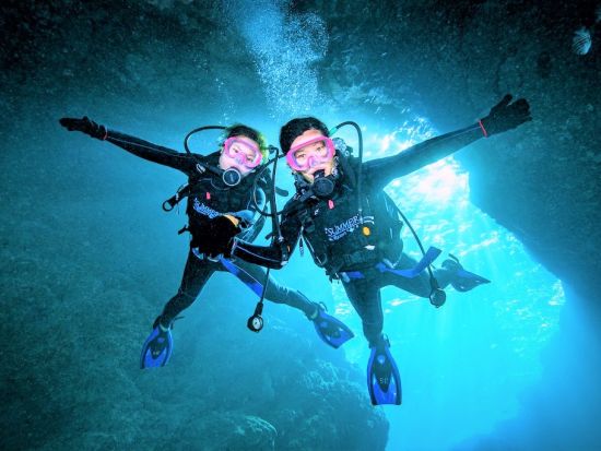 青の洞窟 体験ダイビング　2名に対しガイド1名の充実サポート！写真データプレゼント♪お魚エサあげ体験付＜ボート／ガイド貸切／恩納村ショップ集合＞